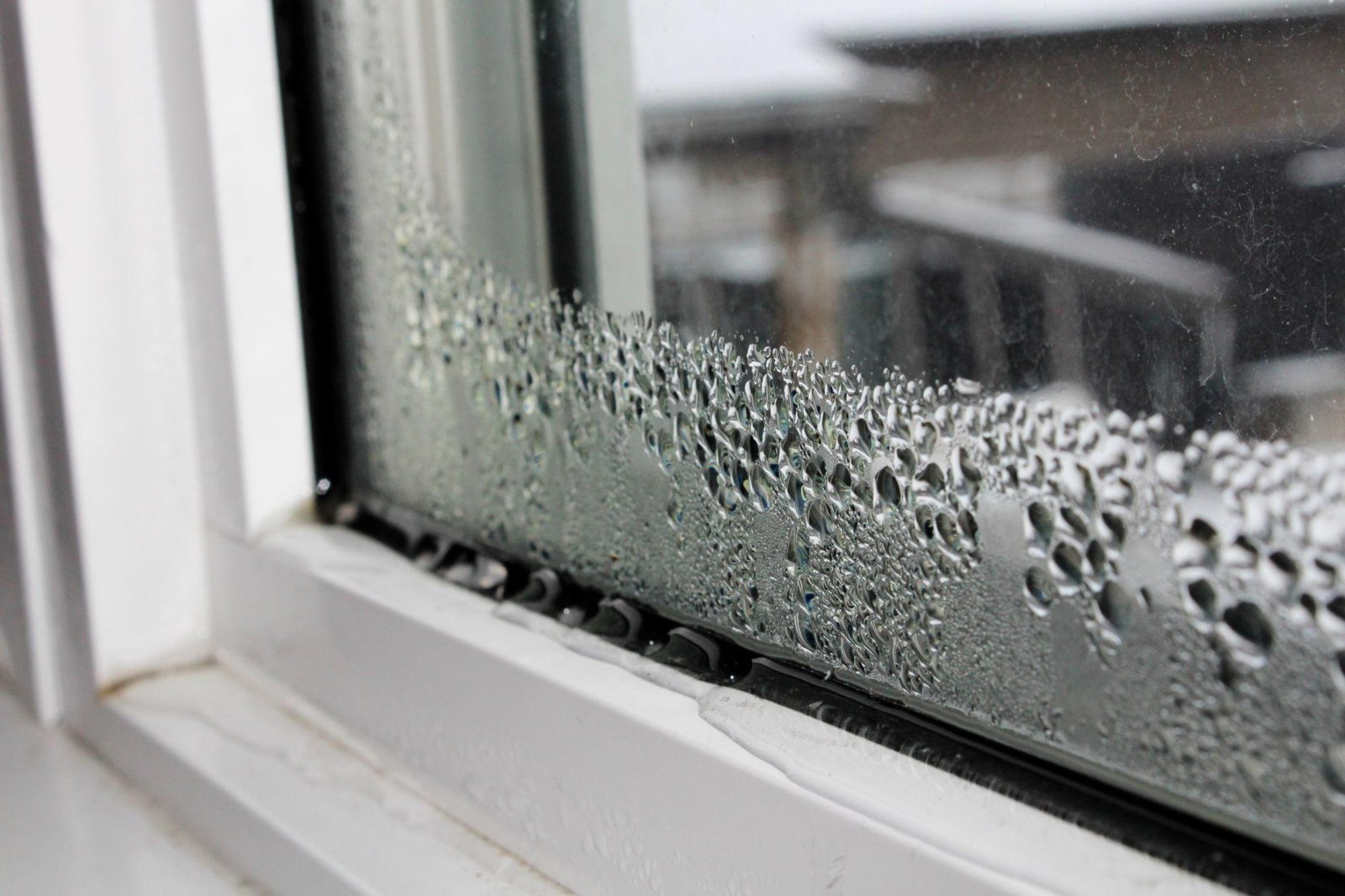 💧 De la condensation sur vos fenêtres ? Le nettoyage à faire avant l&rsquo;hiver pour éviter les mauvaises surprises !