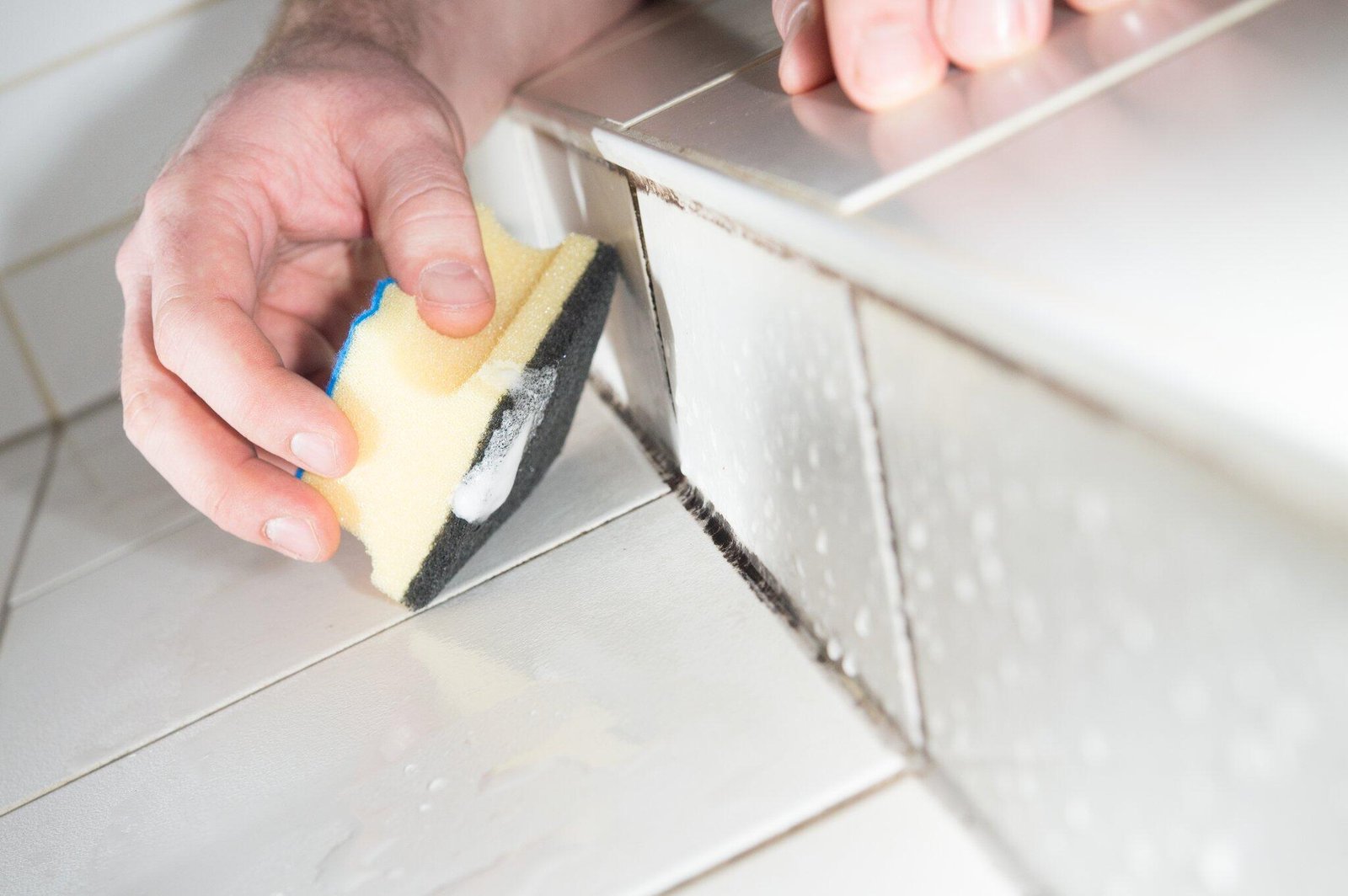 🚿 Moisissures dans la salle de bains : les 4 zones à nettoyer avant que le froid n&rsquo;aggrave le problème !